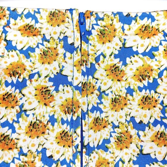E Hanger M Women’s Blue Yellow Daisy Floral Shorts Medium Stretchy Zip Pockets - Picture 8 of 12